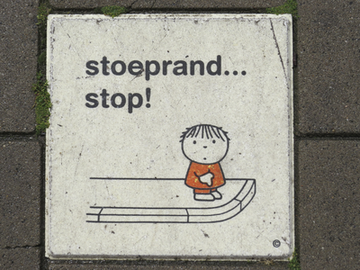908139 Afbeelding van een keramieken tegel ontworpen door Dick Bruna met de tekst: 'stoeprand... stop!', in het ...